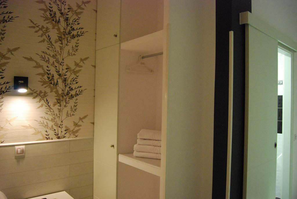Hostal PETITE MAMAN Madrid Extérieur photo