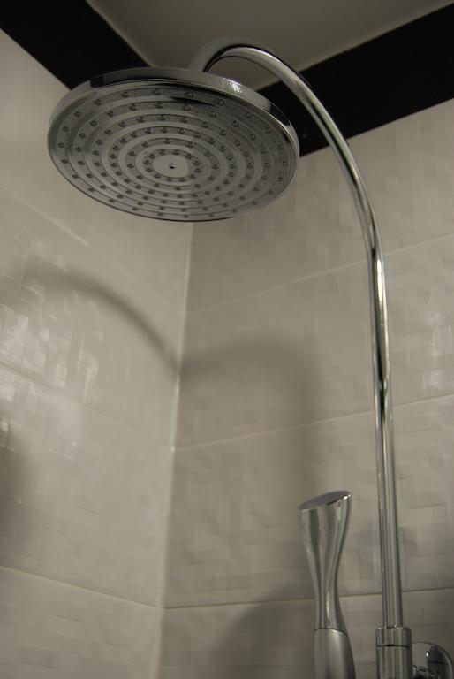 Hostal PETITE MAMAN Madrid Extérieur photo