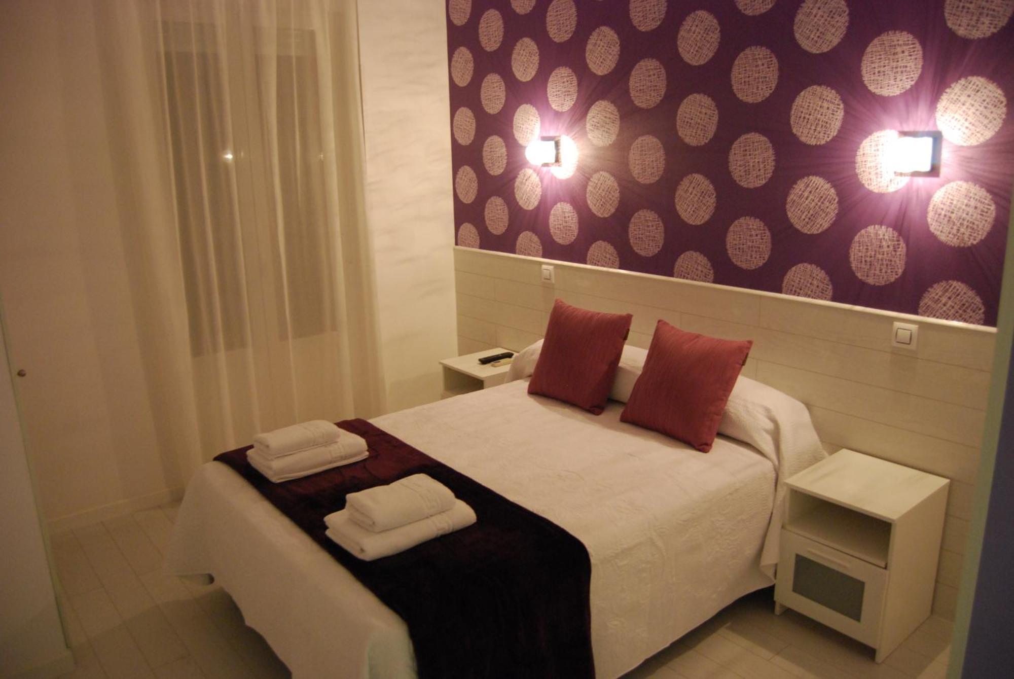 Hostal PETITE MAMAN Madrid Extérieur photo