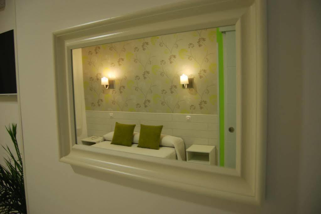 Hostal PETITE MAMAN Madrid Extérieur photo